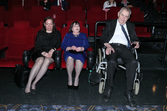 FOTO: Miloš Zeman dorazil v dobré náladě.