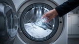 Žehlicí prkno nechte klidně v komoře: Dvě kostky ledu v sušičce vyrovnají prádlo jako z profesionální čistírny