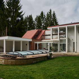 Zadní trakt domu je otevřený do velké zahrady.