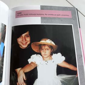 V bílých šatičkách a slamáku připomínala princeznu. 