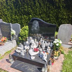 Hrob zesnulé zpěvačky Ivety Bartošové.