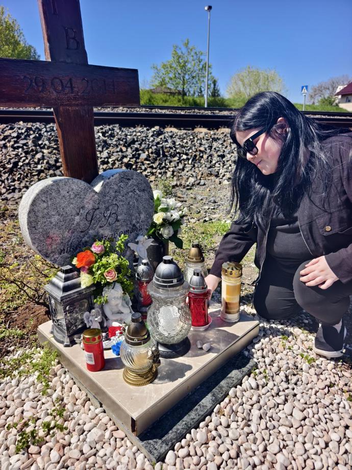 FOTO: Iveta Bartošová skočila pod vlak. – stránka 2