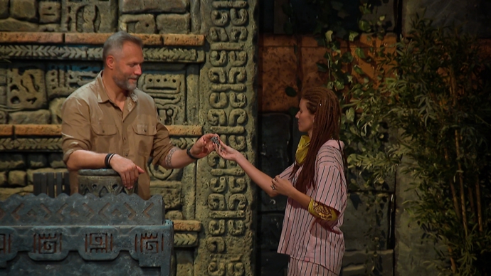 FOTO: Denisa Ryndová ukazuje Ondrovi skrytou imunitu. – stránka 16