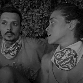 Sára se snaží ze hry vyšachovat Traba.