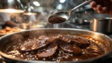 Místo do hrnku nasypte lžičku kávy přímo k hovězímu: Tato finta šéfkuchařů vygumuje hodiny u plotny a dodá omáčce hloubku jako z luxusní restaurace
