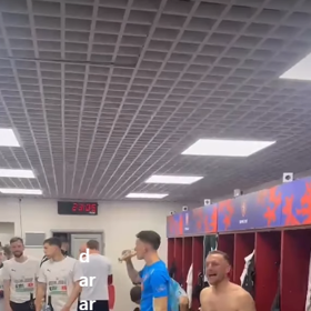 Fotbalisté tančili na píseň Dary Rolins.