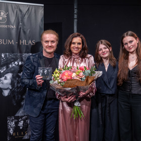 Pavel Šporcl s manželkou Bárou Kodetovou, která křtila své první album. 