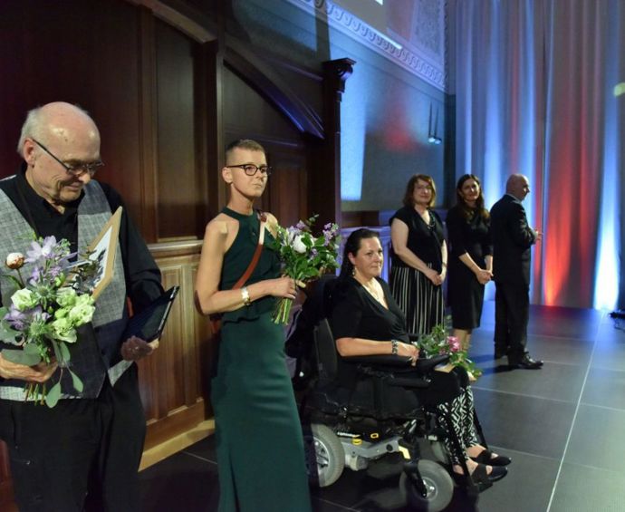 FOTO: Za svou obětavou pomoc nemocným získala prestižní Cenu Olgy Havlové. – stránka 8