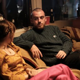 snímek z 2. řady seriálu Euforie, Eric Dane