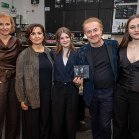 Zapózovala s Veronikou Freimanovou, Pavlem Šporclem a dcerami Kodetové. 