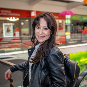 Po šedesátce už Heidi cíleně vyhledává světlejší odstíny, aby si vizuálně ubrala roky. 