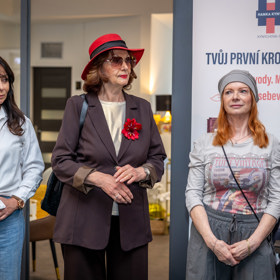 Saskia říká, že co nevidět by zase vytáhla do společnosti svoji vnučku. 