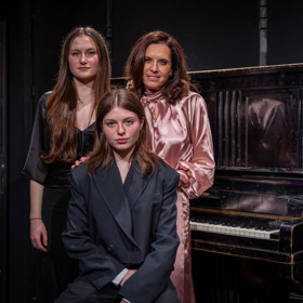 Křes si nenechaly ujít mladší dcery, Sophie a Violetka. 