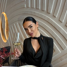 Brunetka miluje dobré jídlo. 