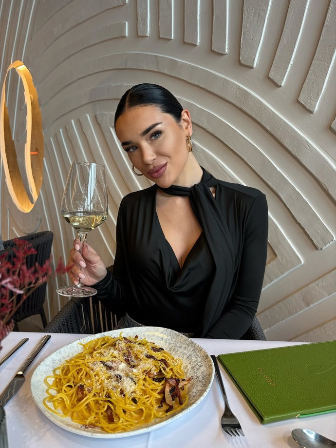 FOTO: Brunetka miluje dobré jídlo. – stránka 22