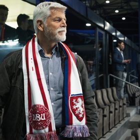 Petr Pavel v šále s národními barvami.