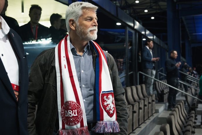 FOTO: Petr Pavel v šále s národními barvami. – stránka 2