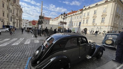 FOTO: V ulicích hlavního města se kvůli hollywoodské produkci objevily nádherné historické vozy.