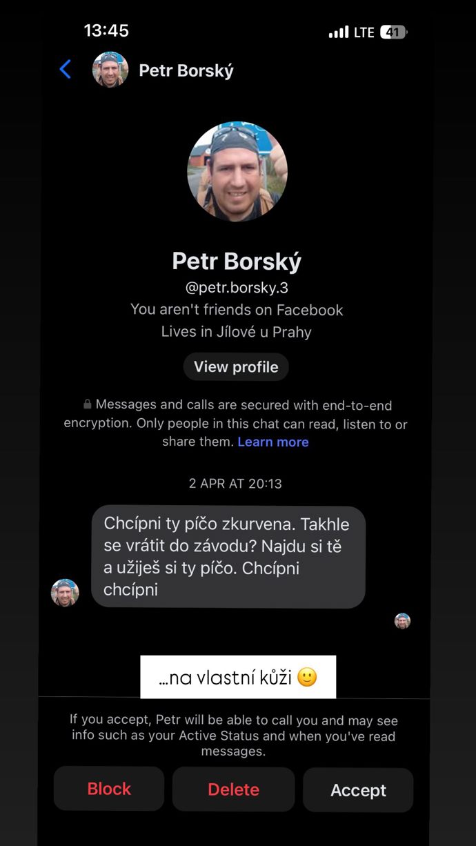 FOTO: Šokující zpráva s přáním smrti od internetového útočníka.