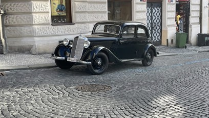 FOTO: Pražské ulice posloužily filmařům jako dokonalá dobová kulisa, kterou zaplnily desítky komparzistů.