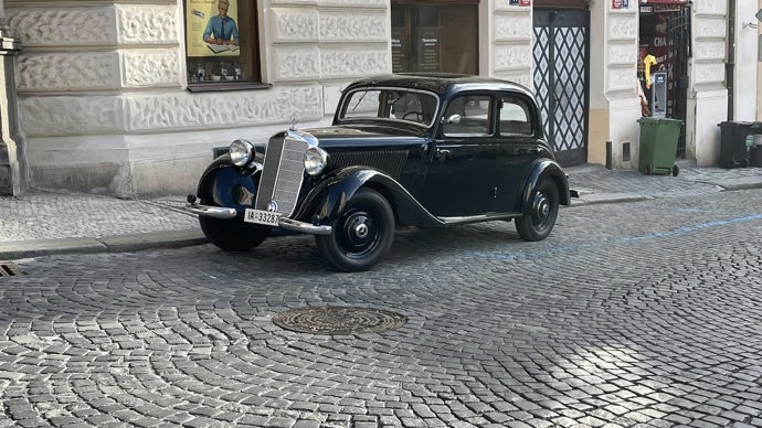 FOTO: Pražské ulice posloužily filmařům jako dokonalá dobová kulisa, kterou zaplnily desítky komparzistů. – stránka 5