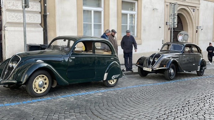 FOTO: Záběry z centra odhalují masivní produkční zázemí, které s sebou americký štáb do Česka přivezl. – stránka 3