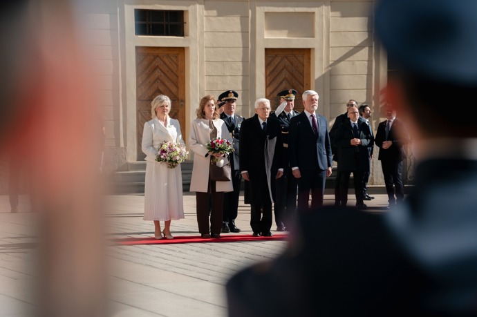 FOTO: Prezident Petr Pavel s první dámou přivítalina Hradě italského prezidenta Sergio Mattarella s jeho dcerou. – stránka 18