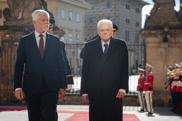 FOTO: Prezident Petr Pavel s první dámou přivítalina Hradě italského prezidenta Sergio Mattarella s jeho ženou. – stránka 15