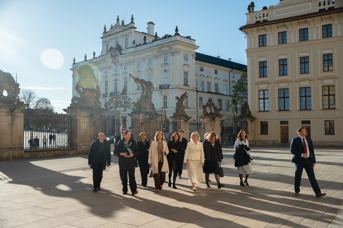 FOTO: Prezident Petr Pavel s první dámou přivítalina Hradě italského prezidenta Sergio Mattarella a dcera Laura. – stránka 13
