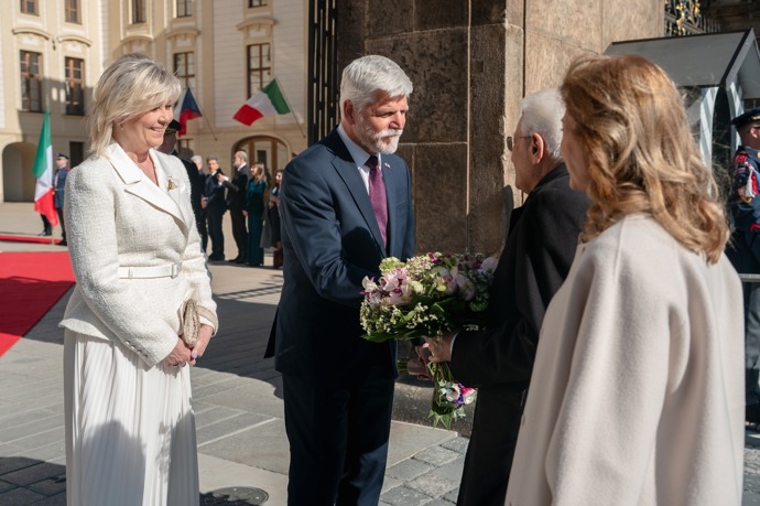 FOTO: Prezident Petr Pavel s první dámou přivítali na Hradě italského prezidenta Sergio Mattarella a jeho dceru Lauru. – stránka 10