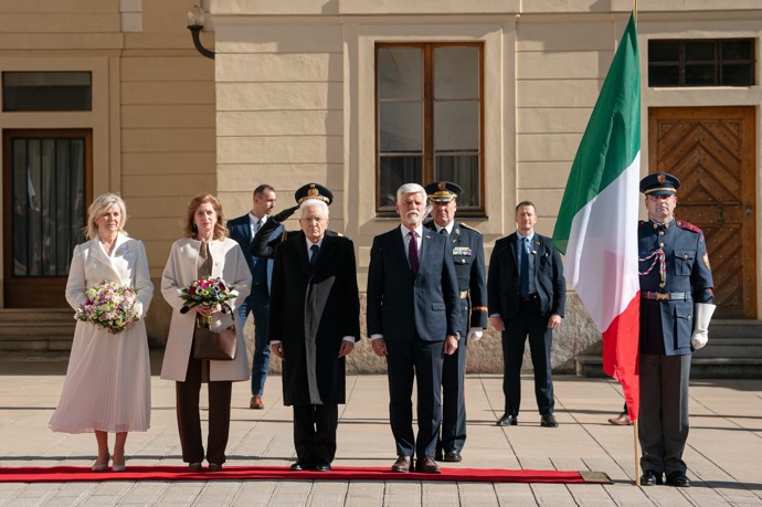 FOTO: Prezident Petr Pavel s první dámou přivítalina Hradě italského prezidenta Sergio Mattarella s jeho dcerou. – stránka 9