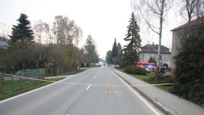 FOTO: Opilá řidička v Čeladné srazila dvě náctileté dívky.