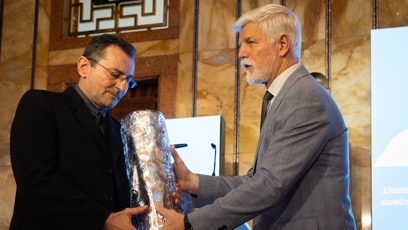 FOTO: Cenu mu předal prezident Petr Pavel.