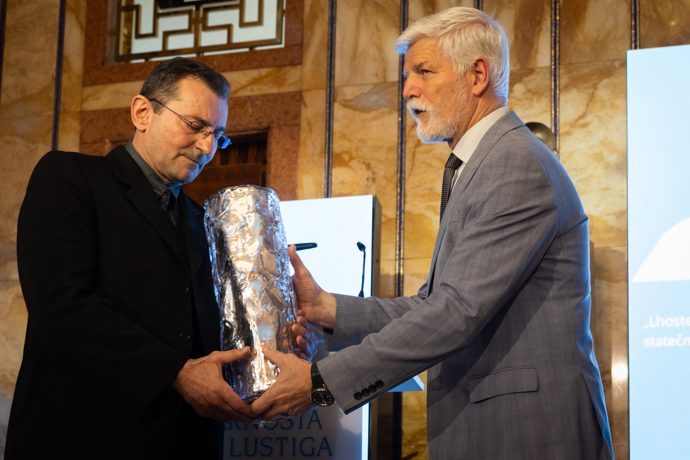 FOTO: Cenu mu předal prezident Petr Pavel. – stránka 5