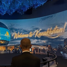 Šéfka PR týmu Andreje Babiše Aneta Zicklerová v Kazachstánu a Ázerbájdžánu.