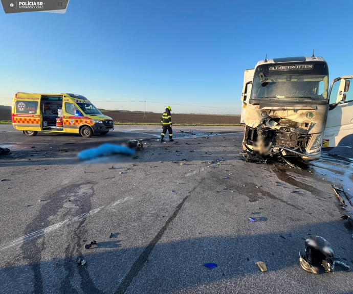 FOTO: Devětačtyřicetiletý řidič motorky zemřel po srážce s kamionem. – stránka 1