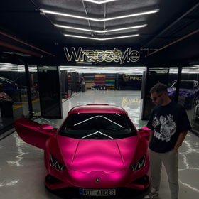 Adam Kajumi a jeho růžové Lamborghini. 