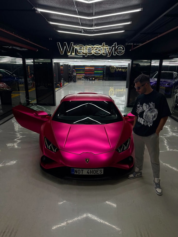 FOTO: Adam Kajumi a jeho růžové Lamborghini. – stránka 6