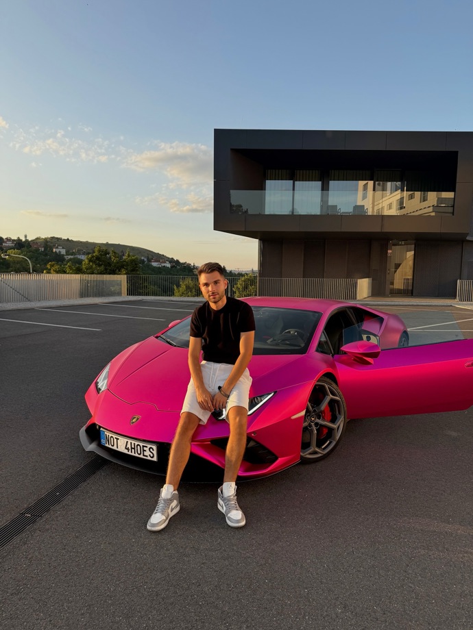 FOTO: Adam Kajumi se vyjádřil ohledně rušení klidu v Praze. – stránka 2