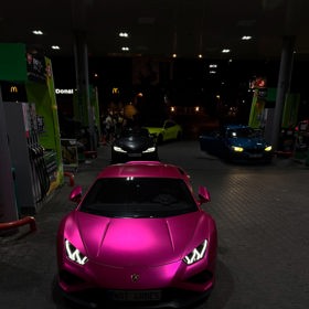 Adam Kajumi miluje své auto. 