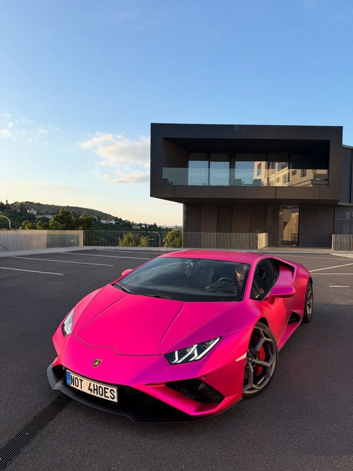 FOTO: Adam Kajumi a jeho růžové Lamborghini. – stránka 3