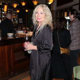 Světlana Nálepková oblékla černé saténové šaty doplněné o černé lodičky s uzavřenou špičkou. 