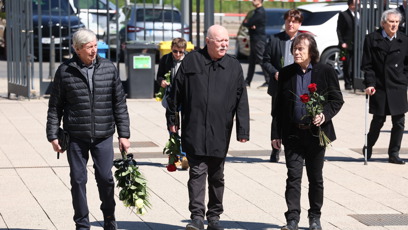 FOTO: Hosté se scházejí na pohřbu Václava Hybše.