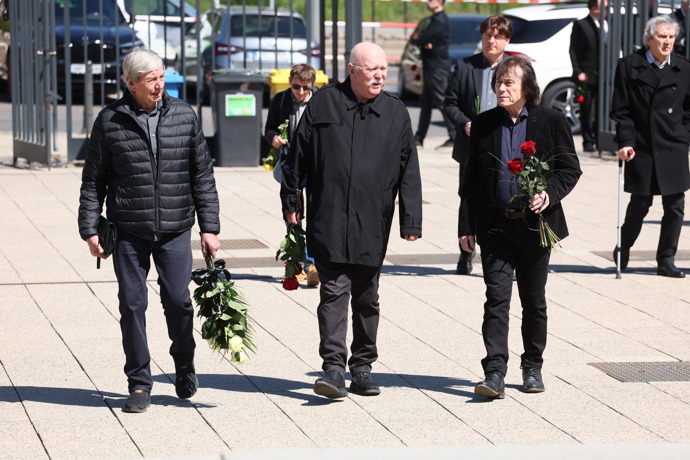 FOTO: Hosté se scházejí na pohřbu Václava Hybše. – stránka 7