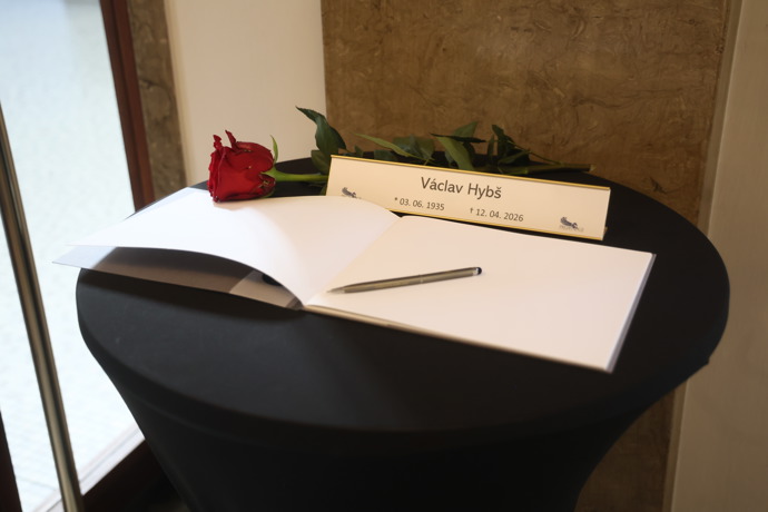 FOTO: Kondolence na pohřbu Václava Hybše. – stránka 1