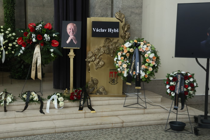 FOTO: Pihřeb Václava Hybše. – stránka 8