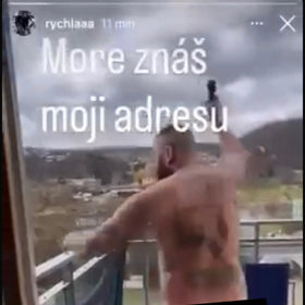 Leo Beránek tancoval zcela nahý s předmětem, který připomíná vibrátor.