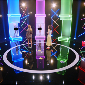 Moderátorka a cestovatelka si pro nahé nápadníky připravila drsnou zkoušku s bičíkem.