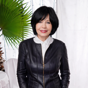 My jsme ho změnili na havraní černou. 