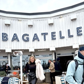 Exotická kráska navštívila známý aprés – ski bar Bagatell.